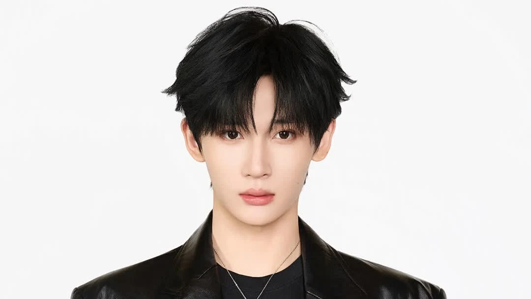 Yu Yuhan faces the camera in a current official iQIYI profile portrait against a plain white background.