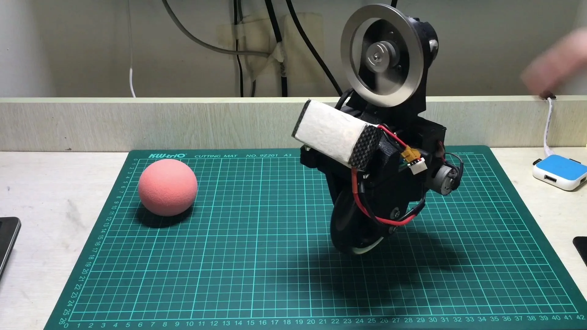 Zhihui Jun's compact single-wheel self-balancing robot stands on a workbench in the original Bilibili video.